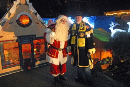 Roland Faay is kerstman in de tuin bij de beroemde huisjes van de Fam. Epping